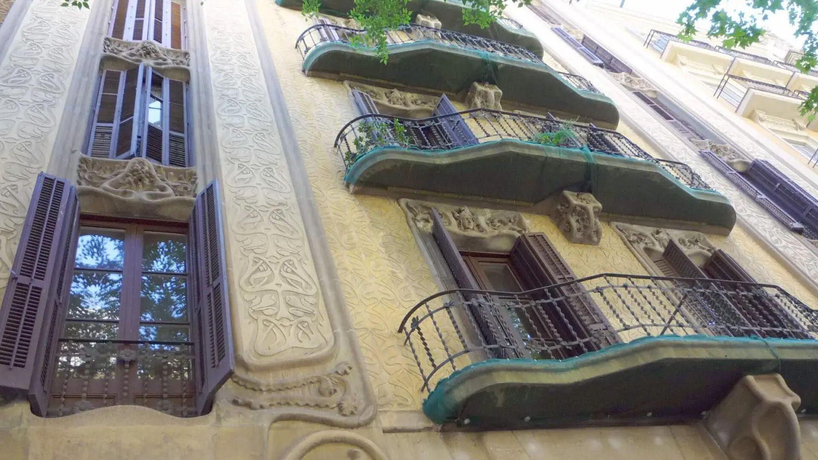 Fachada con balcones en Barcelona