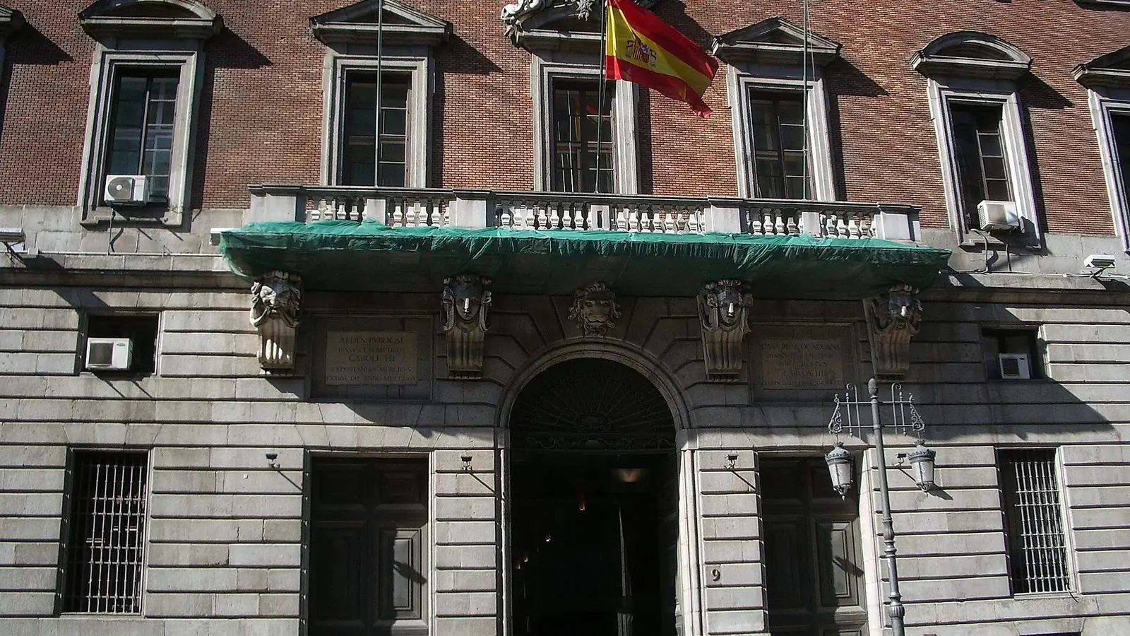 Entrada del Ministerio de Hacienda en Madrid
