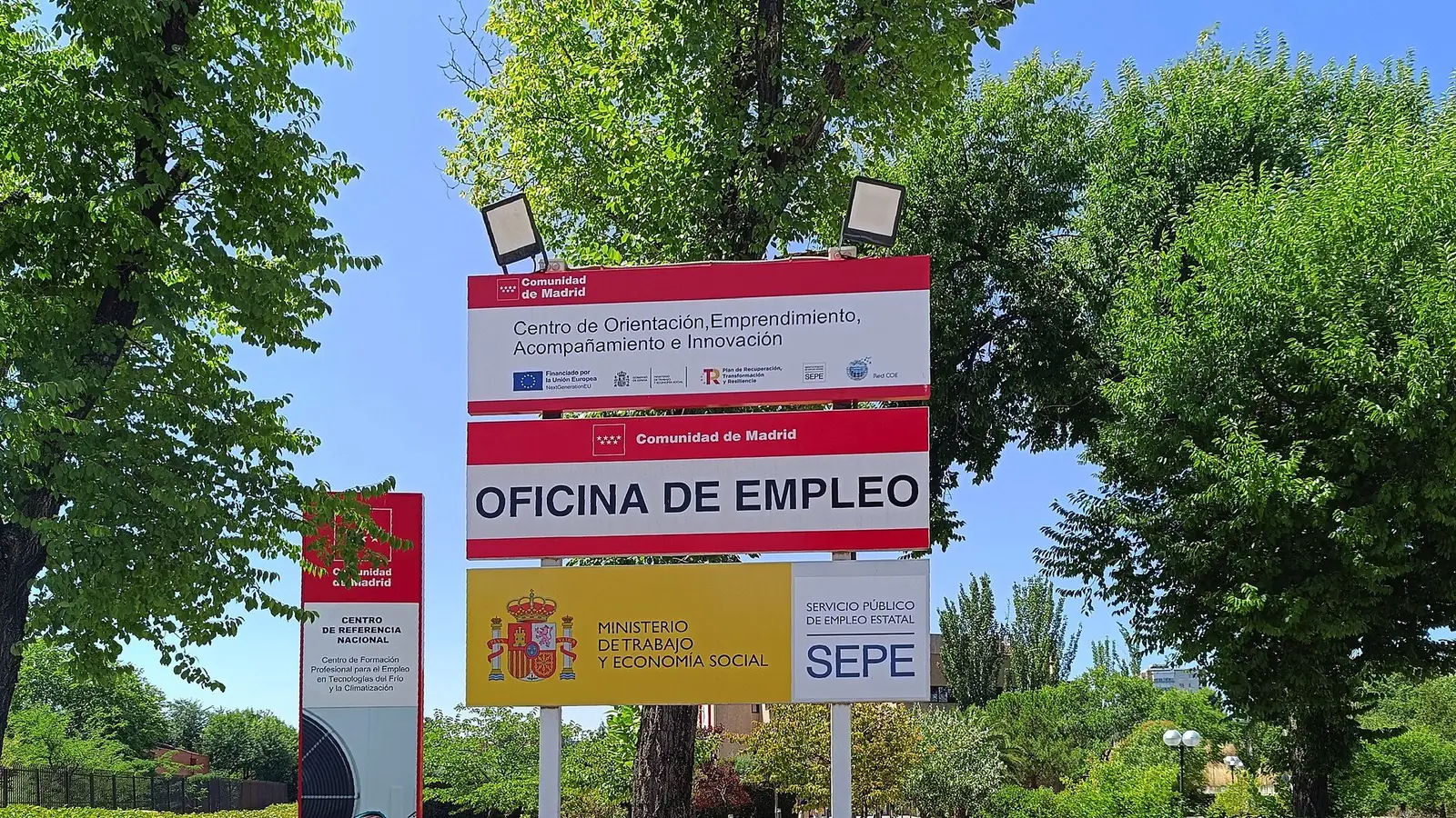 Cartel de una oficina de empleo en Madrid