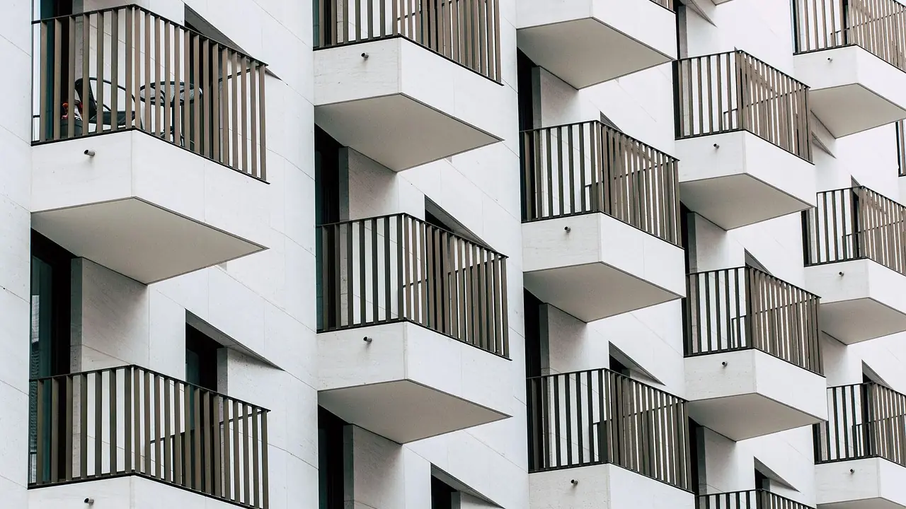 Fachada de un edificio de viviendas en una ciudad española