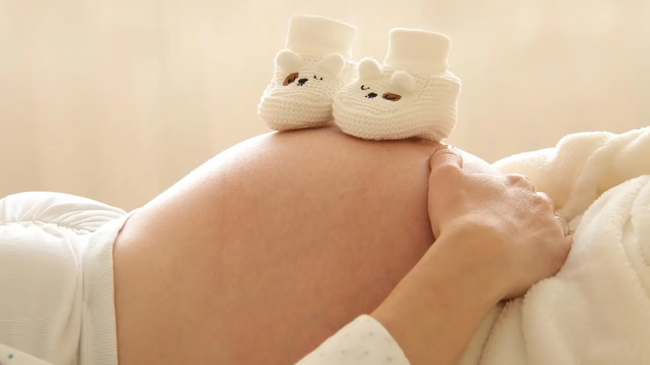 Madre con su hijo en casa