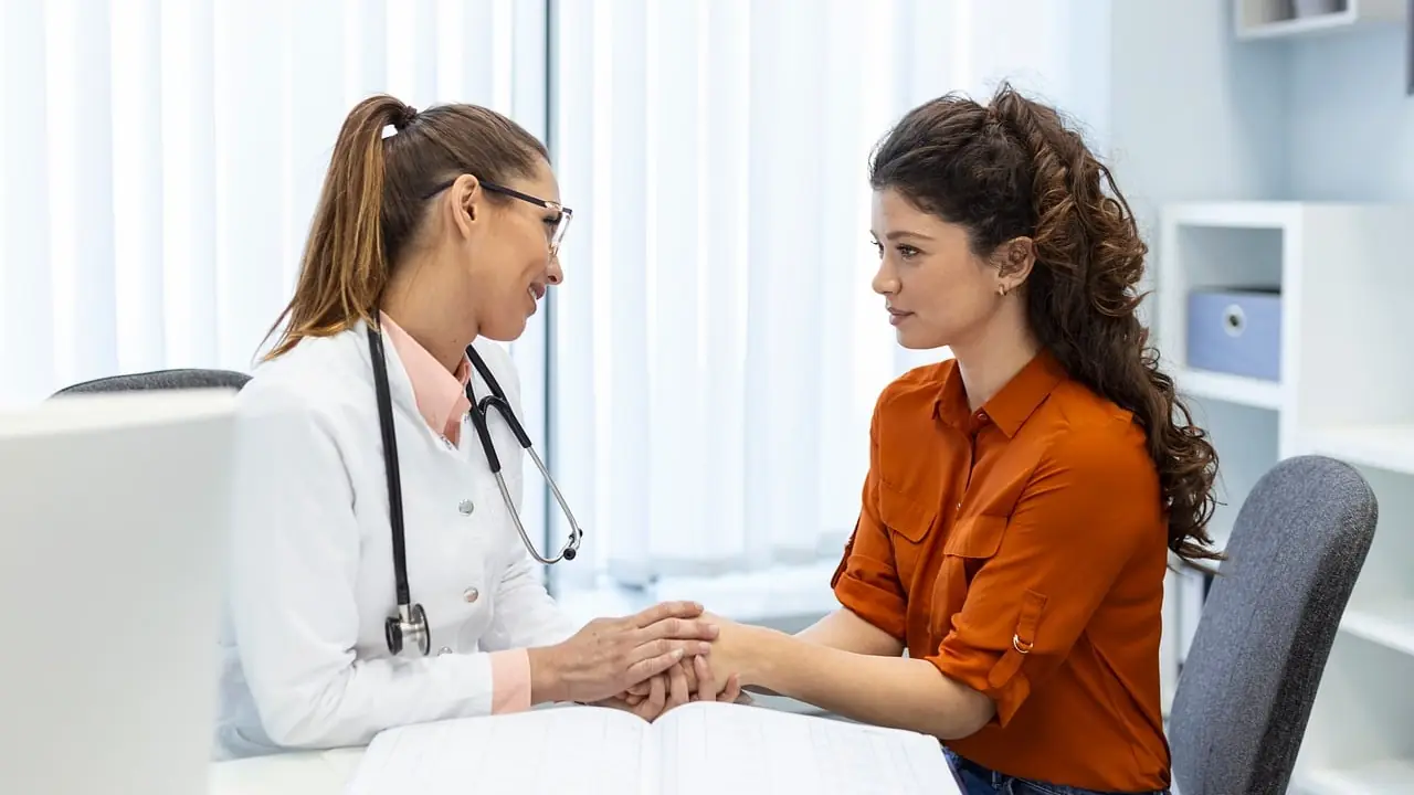 Consulta médica con una mujer hablando con su doctora