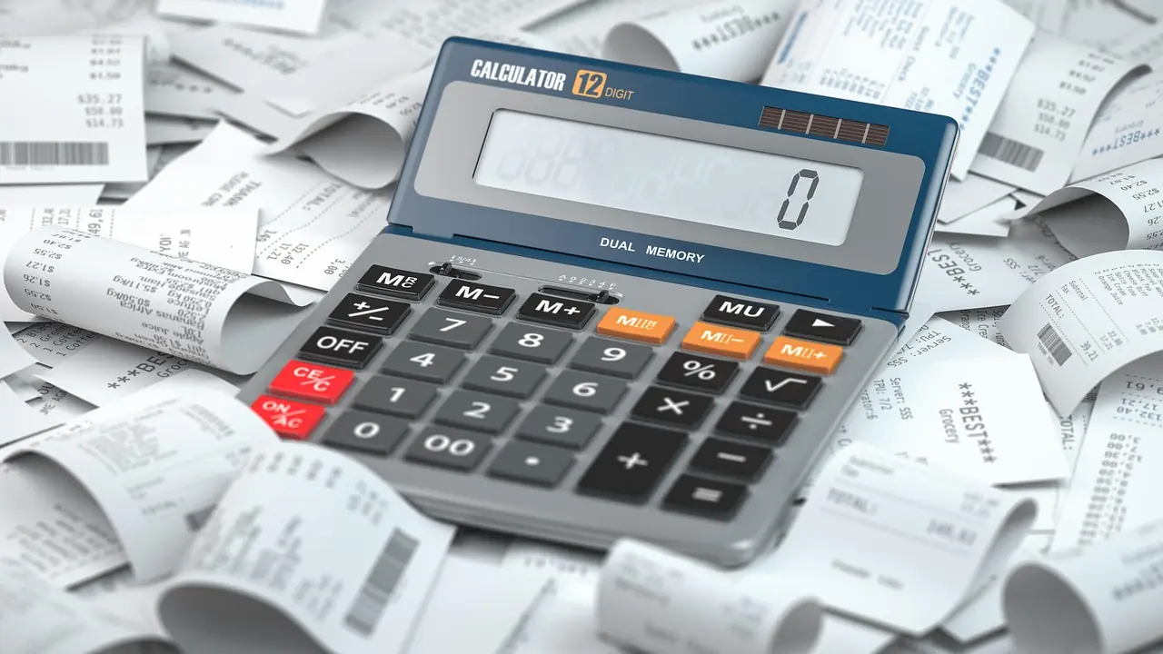 Calculadora y nómina sobre una mesa de trabajo