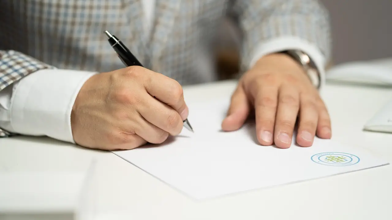 Llaves de una casa sobre un contrato de hipoteca