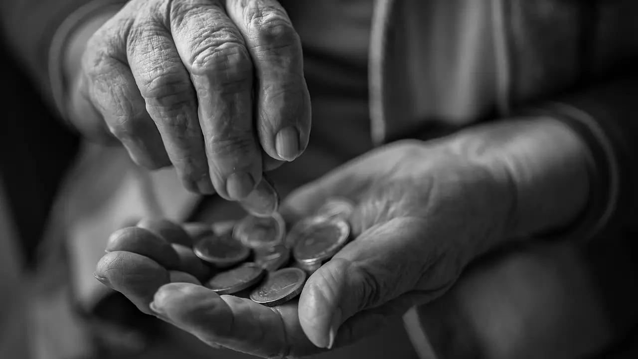 Monedas y billetes de euro sobre una mesa