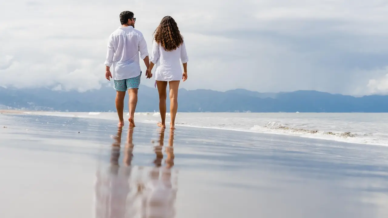 Pareja de jubilados paseando por un parque
