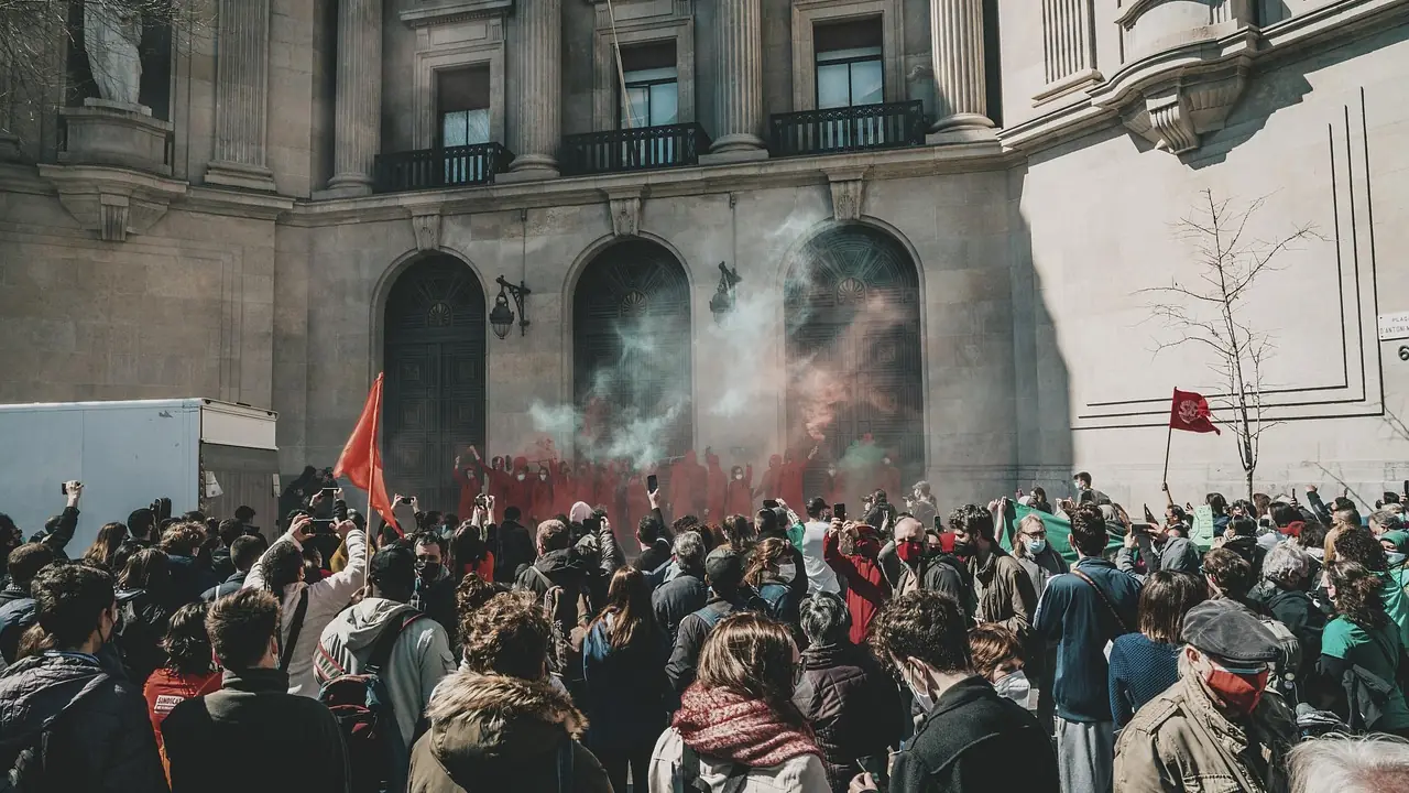 Agentes de policía en una concentración de protesta