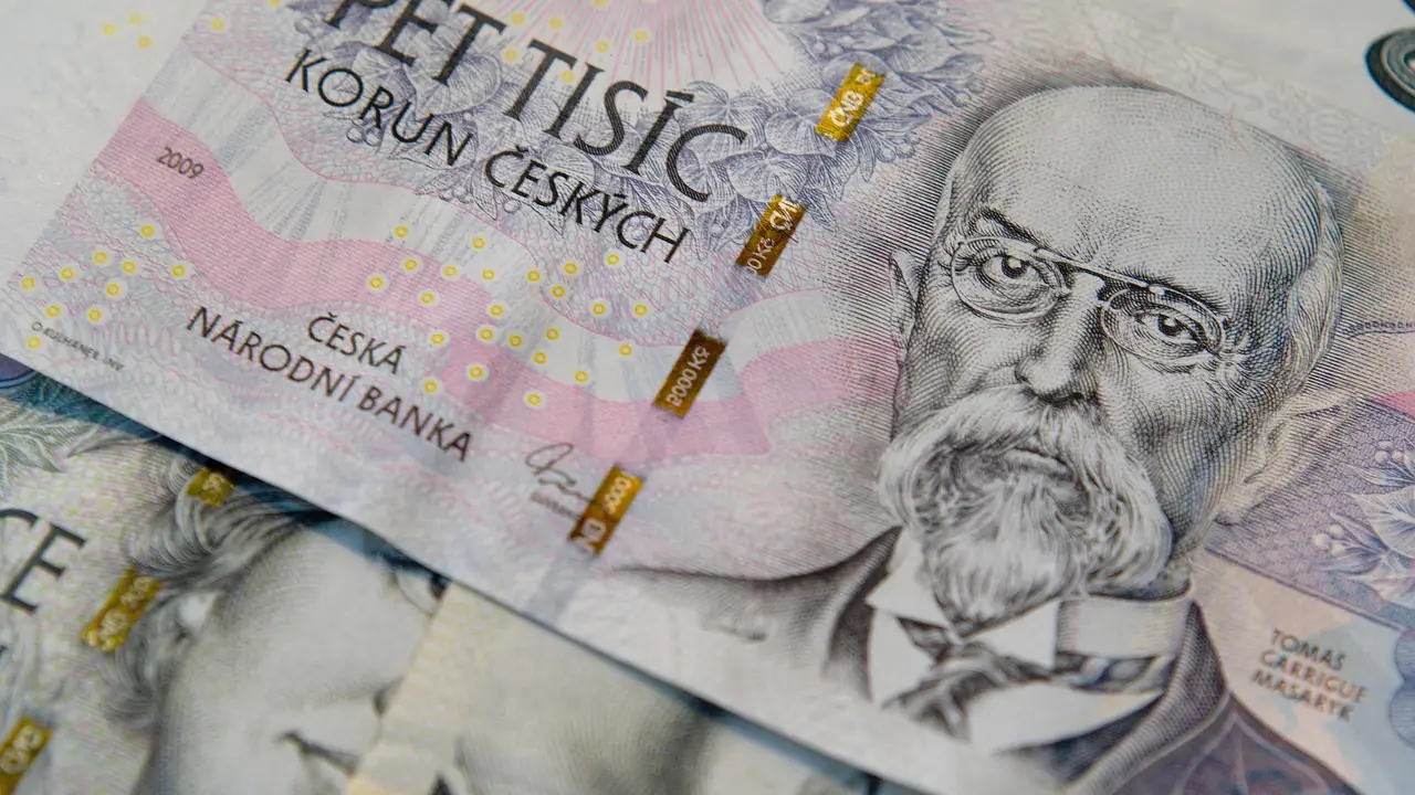 Billetes de euro saliendo de una cartera