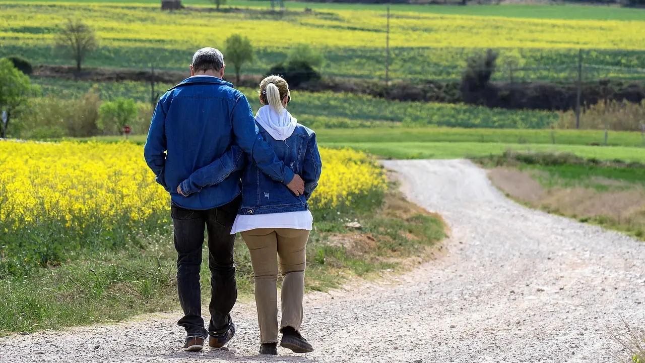 Pareja de jubilados paseando
