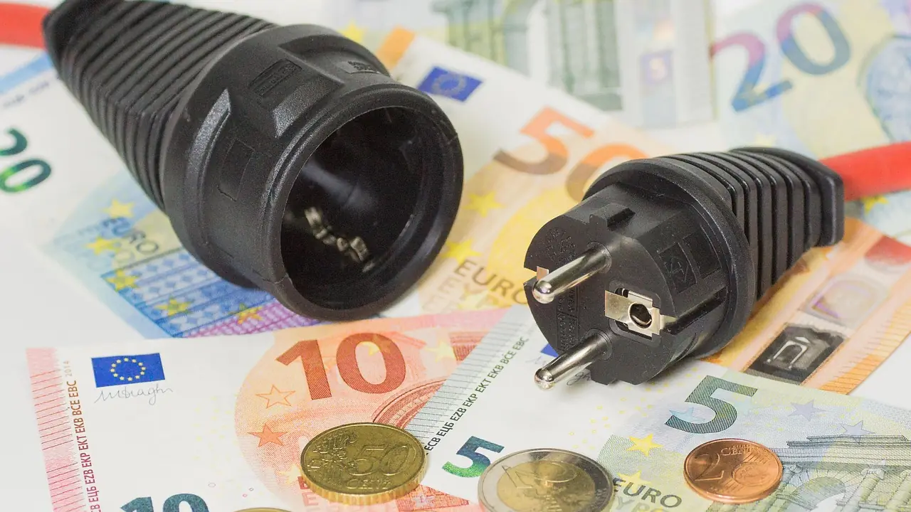 Billetes de euro junto a una nómina sobre una mesa