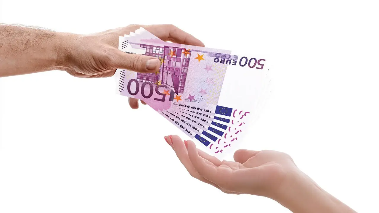 Billetes de euro sobre una mesa