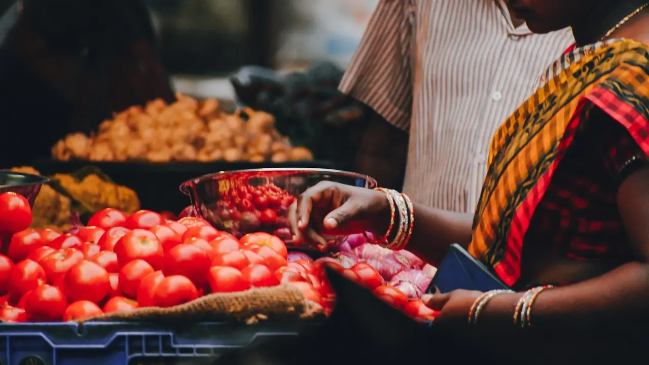 Cesta de la compra con alimentos frescos
